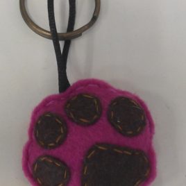 Chaveiro “pegada” fucsia-marrón