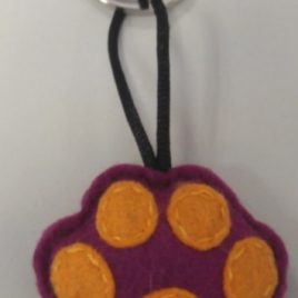 Chaveiro “pegada” fucsia-laranxa