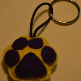 Chaveiro “pegada” amarelo-violeta
