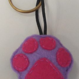 Chaveiro “pegada” malva-fucsia