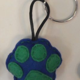 Chaveiro “pegada” azul-verde