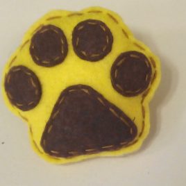 Broche “pegada” amarelo-marrón