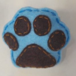 Broche “pegada” azul-marrón