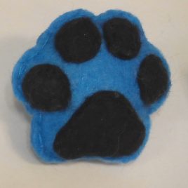 Broche “pegada” azul-negro
