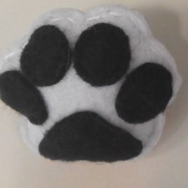 Broche “pegada” branco-negro