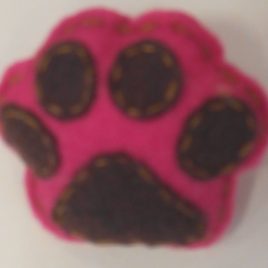 Broche “pegada” fucsia-marrón